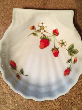 OTAGIRI SCALLOPED STRAWBERRY TRINKET DISH OMC JAPAN